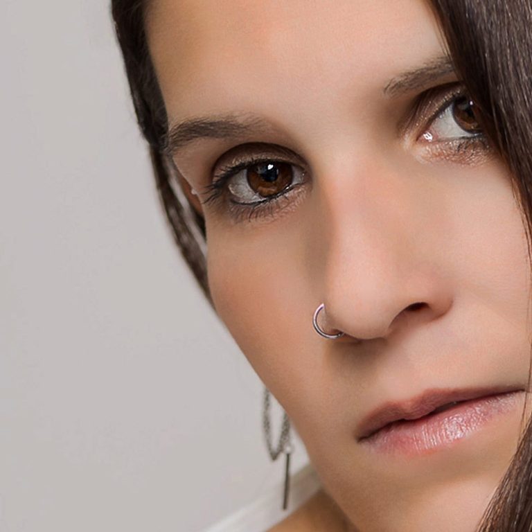 Nahaufnahme einer Frau mit offenen Augen 