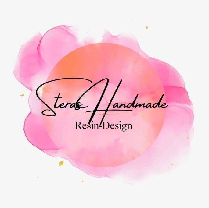 Logo mit stilisiertem Schriftzug „Steras Handmade“ und buntem
Wasserfarbenhintergrund.